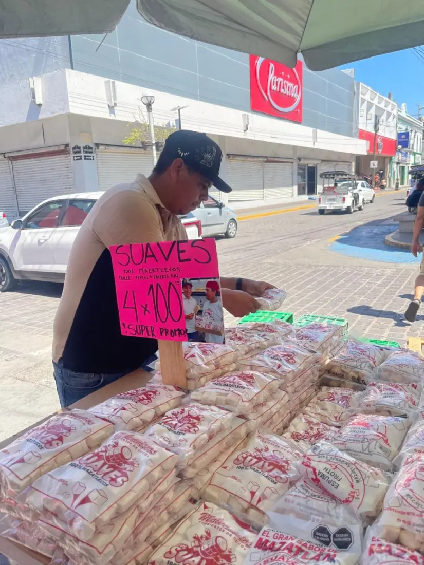 Clientes locales y visitantes del extranjero acuden por los “suaves”, considerados un recuerdo dulce y auténtico del sabor mazatleco.