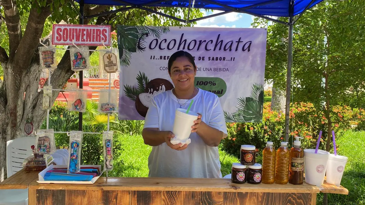 Cocorchata: el agua de coco artesanal que se vende fresca frente al Ayuntamiento de San Ignacio.