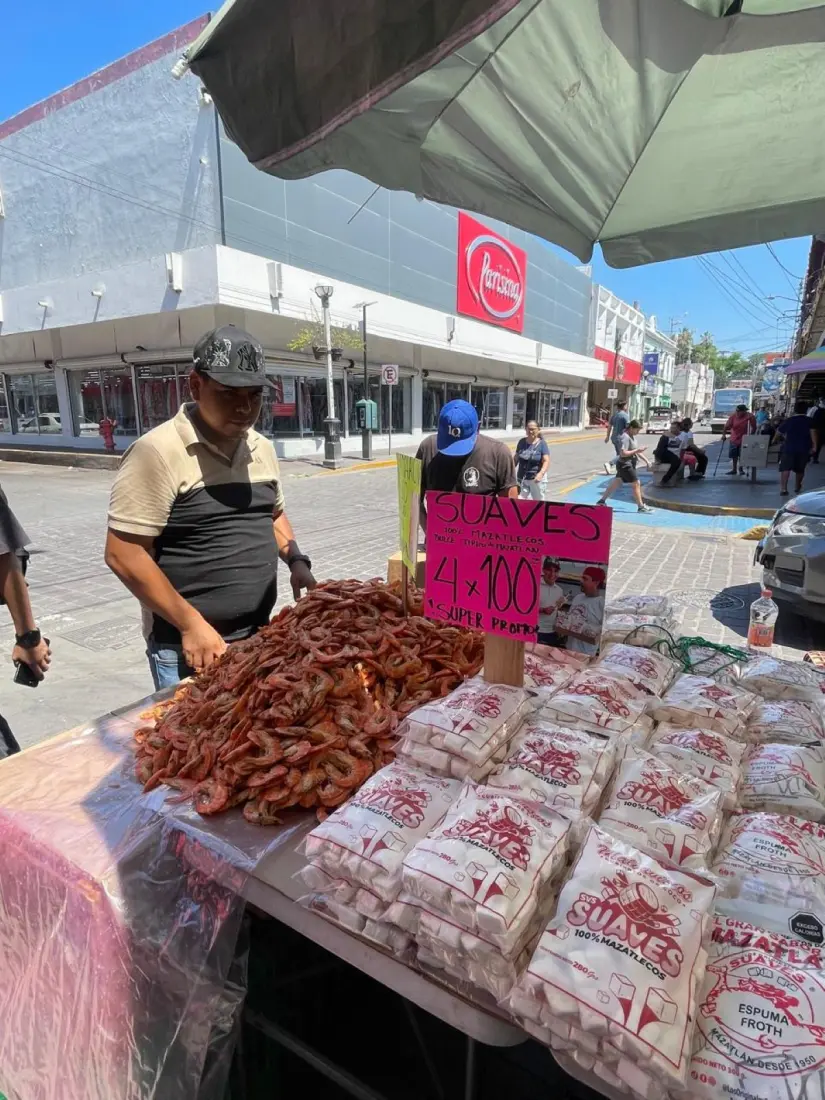 Con más de 45 años de historia, la carreta de los Flores Pérez endulza una esquina del puerto con frutas de temporada, dulces típicos y camarones secos.