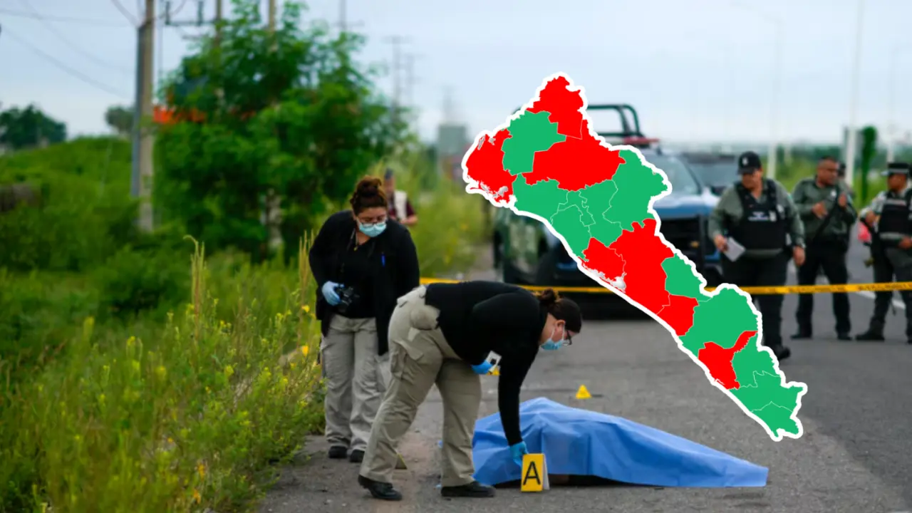 Elementos de la SEMEFO levantando evidencia en carretera de Sinaloa. Foto: Cortesía