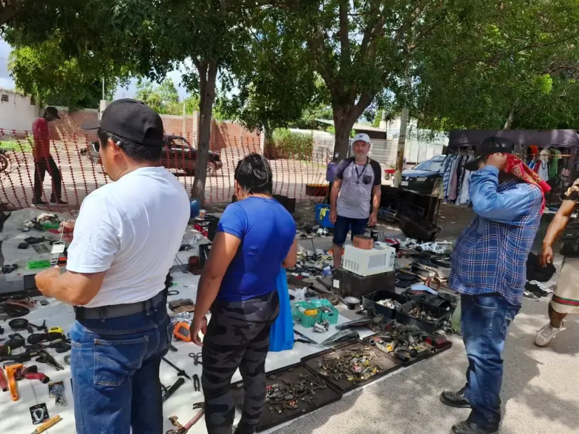 El tianguis es el lugar donde todos encuentran una solución a necesidades domésticas