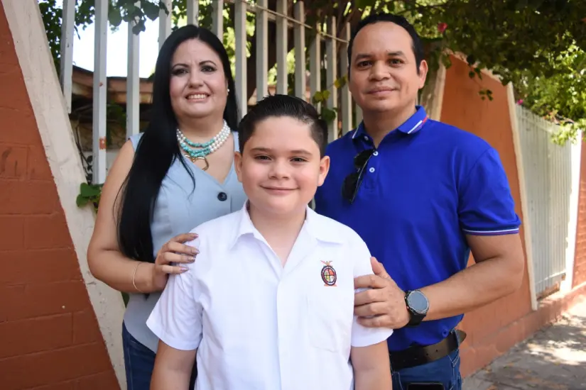 imagen recuadro Iván Alexandro López Vázquez es un niño comprometido, responsable y apasionado, que se dedica con seriedad tanto a sus estudios como al deporte, especialmente fútbol y natación. Aquí junto a sus padres Iván y María del Socorro.