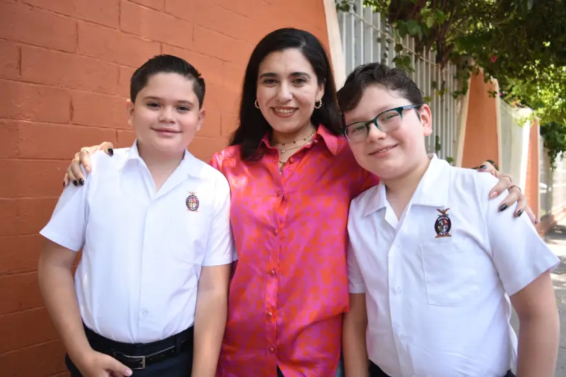imagen recuadro Iván Alexandro López Vázquez y Adrik Arrambi Guerrero, junto a su maestra Dulce María Partida. Los tres, de la Escuela Primaria Coronel Rodolfo T. Loaiza.