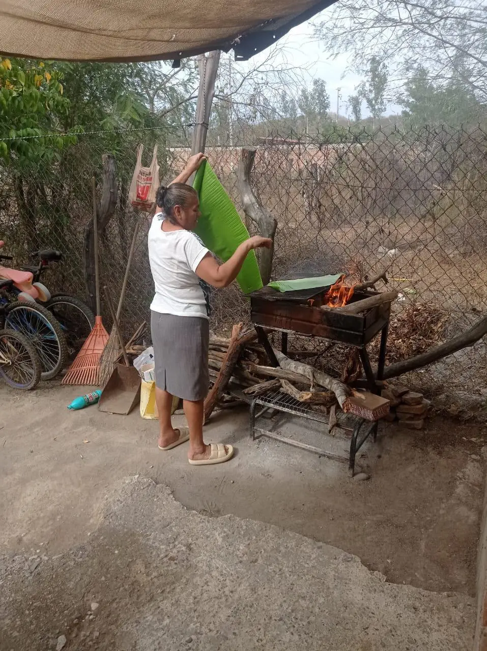 Luz María inicia la preparación de sus tamales chiapanecos. Foto: Yolanda Tenorio