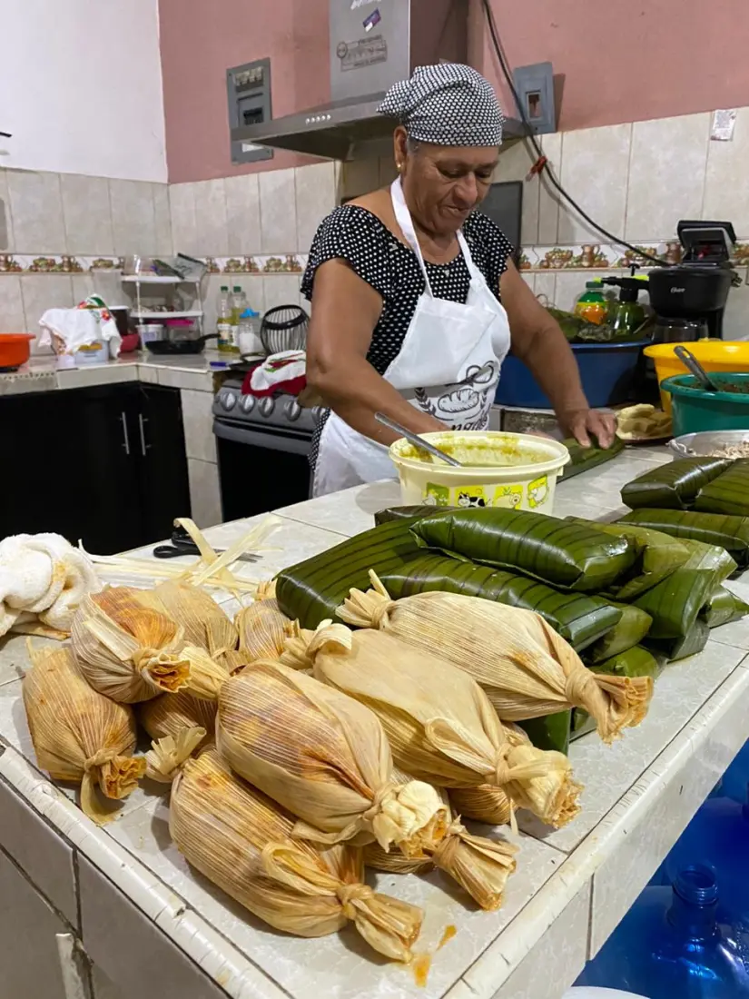 Luz María Pérez García, originaria de Villa Flores, realiza ricos tamales con hoja de plátano en San Ignacio. Luz María Pérez García, originaria de Villa Flores, realiza ricos tamales con hoja de plátano en San Ignacio. Foto Yolanda Tenorio.