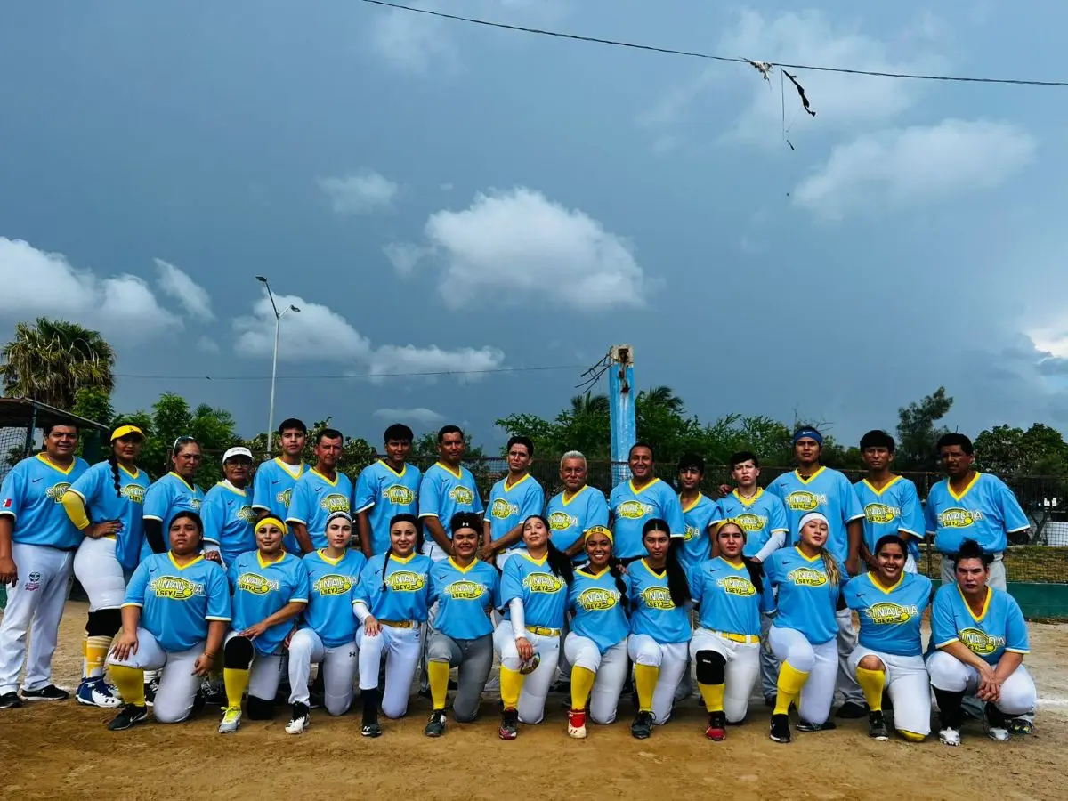 Más que un juego, los campos de softbol en comunidades como Villa Juárez se han convertido en refugios de convivencia, liderazgo y reconstrucción social.
