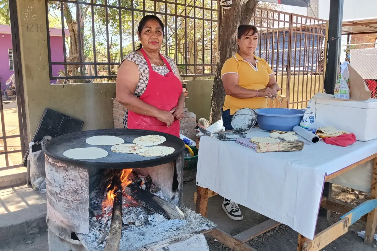 Dora y Candelaria tienen una oferta variada: frijoles puercos, machaca con papas, gorditas con chilorio, tacos de guisos, pozole para los más exigentes, y tortillas de maíz y de harina recién hechas a mano. | Imágenes de Francisco Castro