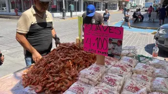 Un legado que endulza generaciones, la familia que lleva 45 años vendiendo suaves y camarón seco en Mazatlán