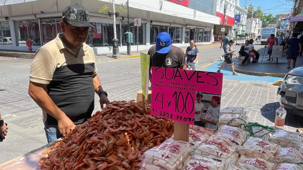 Erik Flores Pérez acomoda los tradicionales “suaves”, malvaviscos artesanales que han puesto a su carreta en el radar de locales y turistas en Mazatlán.
