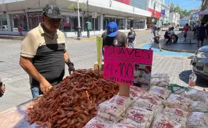Un legado que endulza generaciones, la familia que lleva 45 años vendiendo suaves y camarón seco en Mazatlán