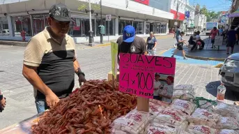 Un legado que endulza generaciones, la familia que lleva 45 años vendiendo suaves y camarón seco en Mazatlán