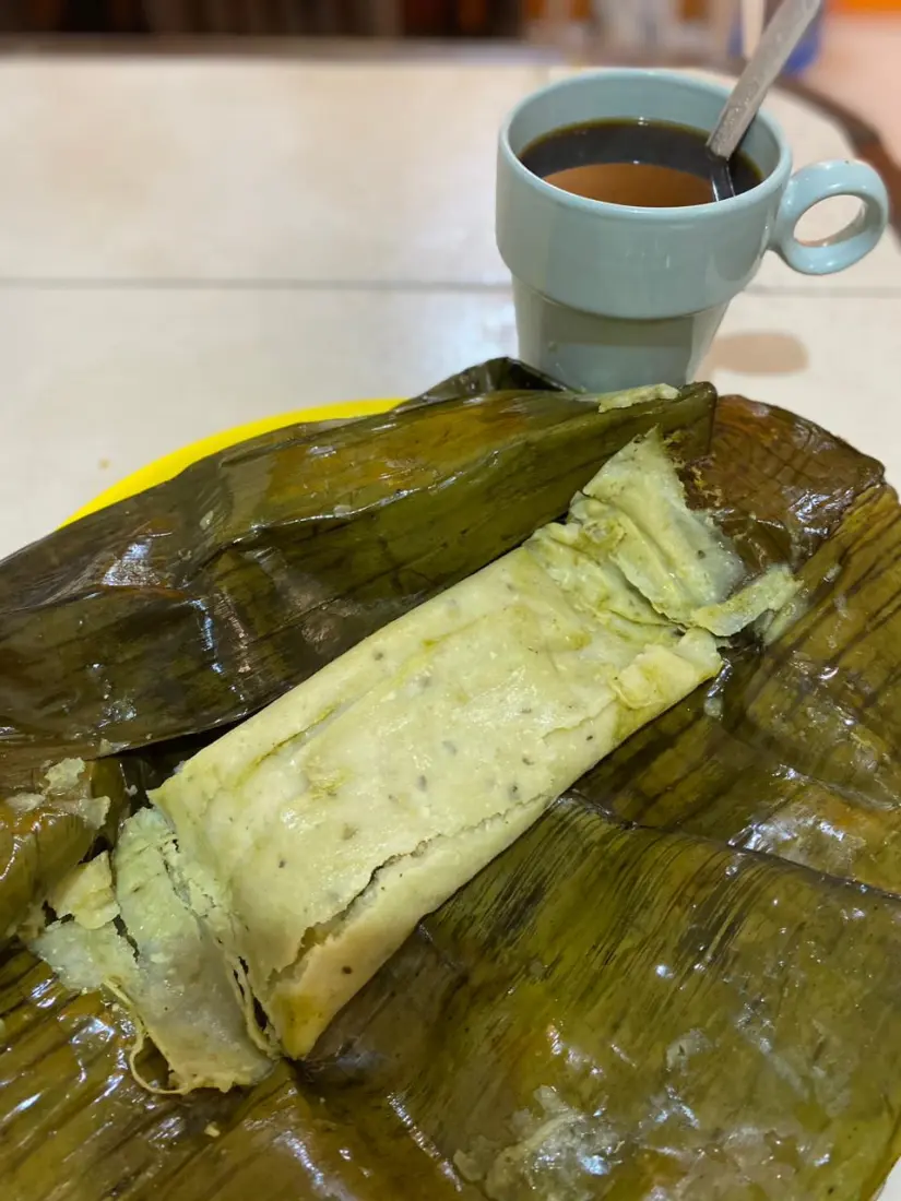 Tamales chiapanecos, no pueden faltar acompañados con una rica taza de café Tamales chiapanecos, no pueden faltar acompañados con una rica taza de café. Foto: Yolanda Tenorio.