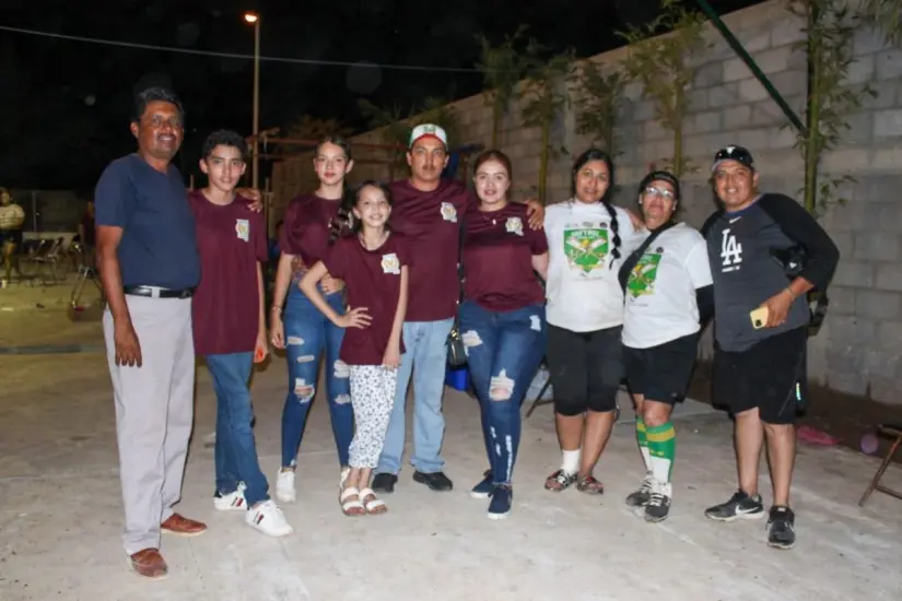 El softbol femenil de Villa Juárez Un golpe de esperanza. El softbol femenil reúne a generaciones en Navolato, donde madres, hijas y abuelas comparten el mismo campo y la misma pasión.