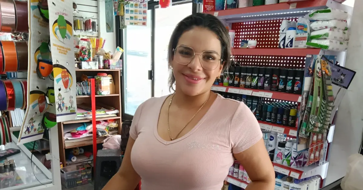 Sinthia Cruz, la joven que convirtió un supercito en Alturas del Sur en un ejemplo de esfuerzo y amor por su familia