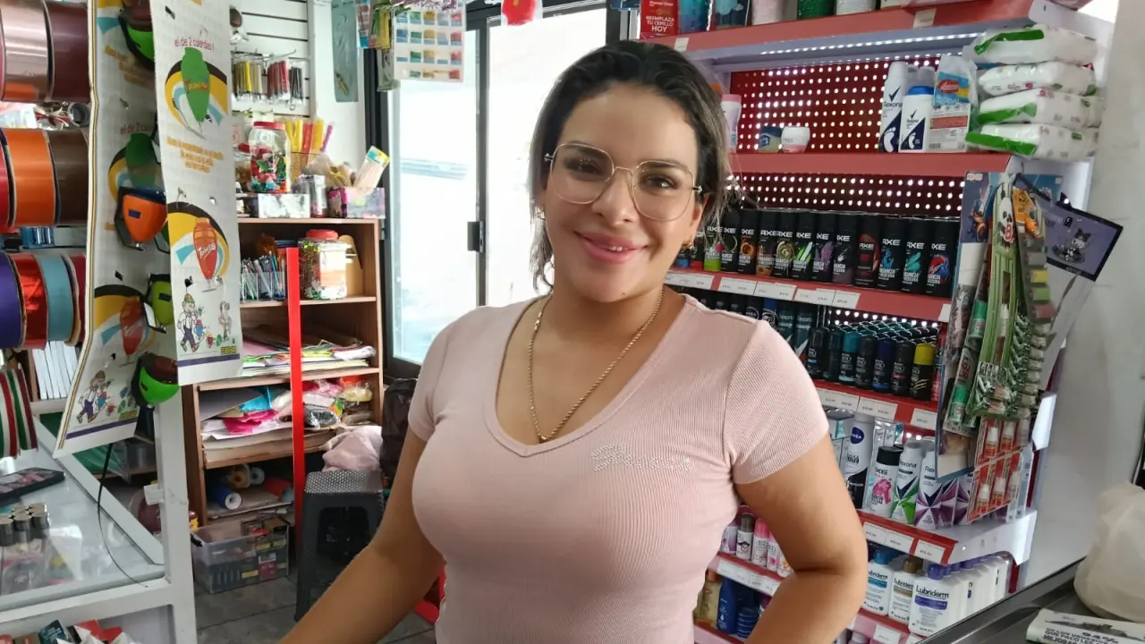 Sinthia Cruz es la joven que ha convertido un supercito en Alturas del Sur en un ejemplo de esfuerzo diario.