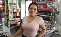 Sinthia Cruz, la joven que convirtió un supercito en Alturas del Sur en un ejemplo de esfuerzo y amor por su familia