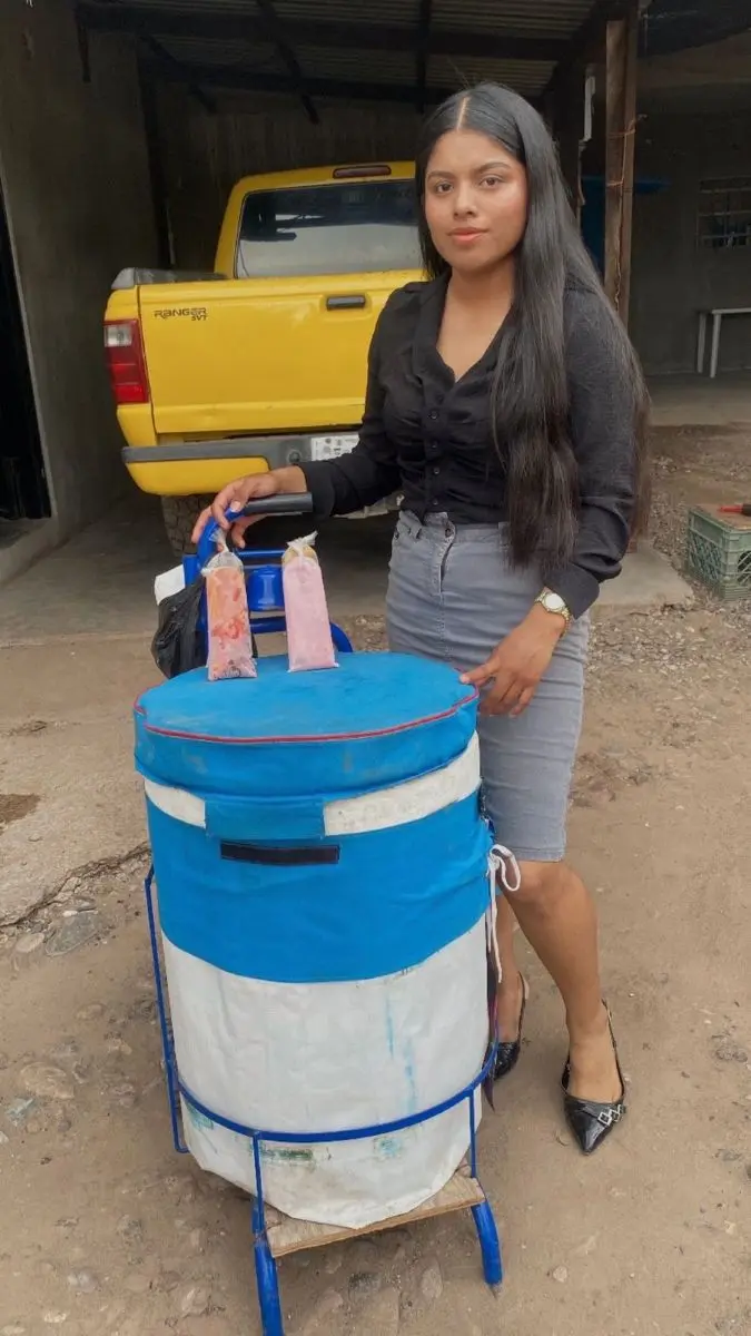 Antes que amanezca, cada domingo Sarahí saca sus helados para llevarlos al tianguis de Villa Juárez