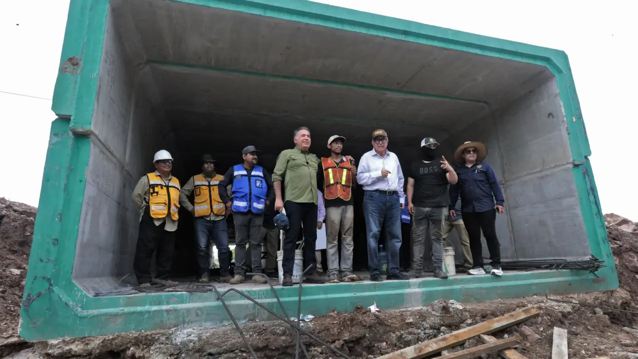 Gobernador Rubén Rocha supervisa avance de obra clave para la movilidad en Culiacán.