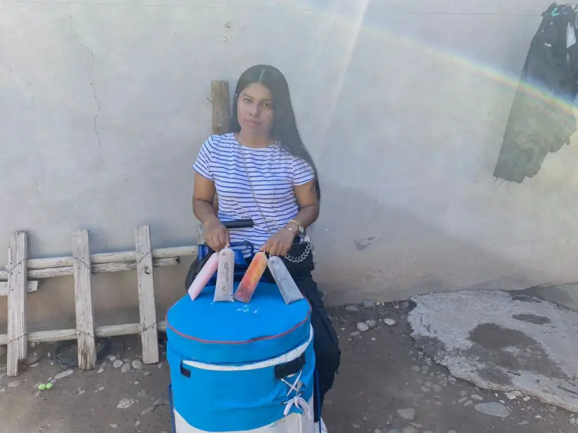 Cada helado que prepara Sarahí guarda la memoria de sus padres jornaleros y el anhelo de transformar su realidad a través del estudio y el trabajo honesto.