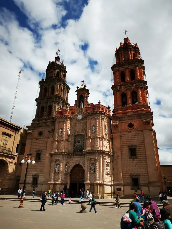 imagen recuadro Se descubre depósitos de plata y oro que desarrollaría el sector minero en la región / Catedral de San Luis Potosí Foto. Tripavisor