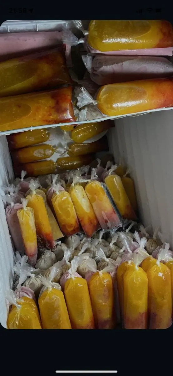 Educación con sabor a fresas con crema. Desde muy temprano, Sarahí prepara y vende sus helados, convencida de que el estudio es una herramienta de paz y superación.