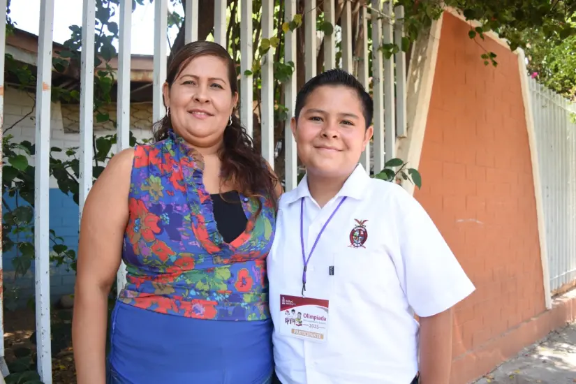 imagen recuadro Eliazar Valenzuela junto a su mamá, Sandra Gastélum Muro.