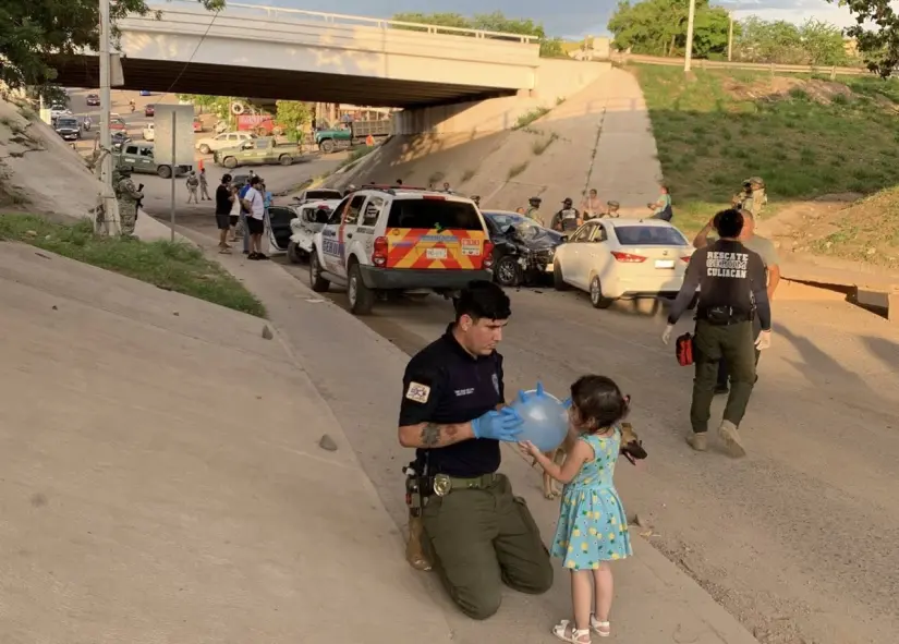 Porque cuando el propósito es servir y salvar vidas, cualquier recurso, por pequeño que sea, se convierte en esperanza. Un globo de amor en medio del caos, la ternura que logró salvar la sonrisa de una niña en Culiacán. Foto: GERUM