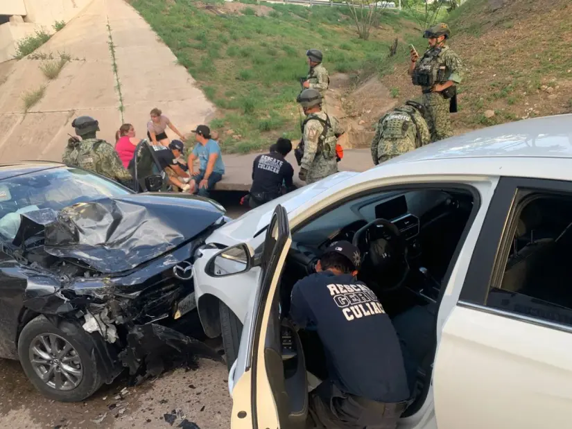 Cuando la empatía se viste de héroe: paramédico consuela a niña tras accidente en Culiacán Porque cuando el propósito es servir y salvar vidas, cualquier recurso, por pequeño que sea, se convierte en esperanza. Foto: GERUM