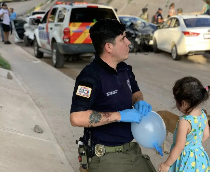 Un globo improvisado con lo que había a la mano, símbolo de consuelo, empatía y humanidad en medio del caos. Un globo improvisado con lo que había a la mano, símbolo de consuelo, empatía y humanidad en medio del caos. Foto: GERUM