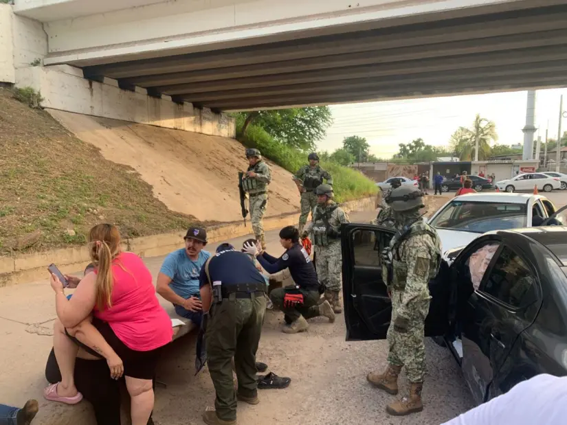 Cuando la empatía se viste de héroe: paramédico consuela a niña tras accidente en Culiacán La fuerza silenciosa de la solidaridad en Culiacán: héroes sin sueldo que salvan vidas y corazones día a día. Foto: GERUM