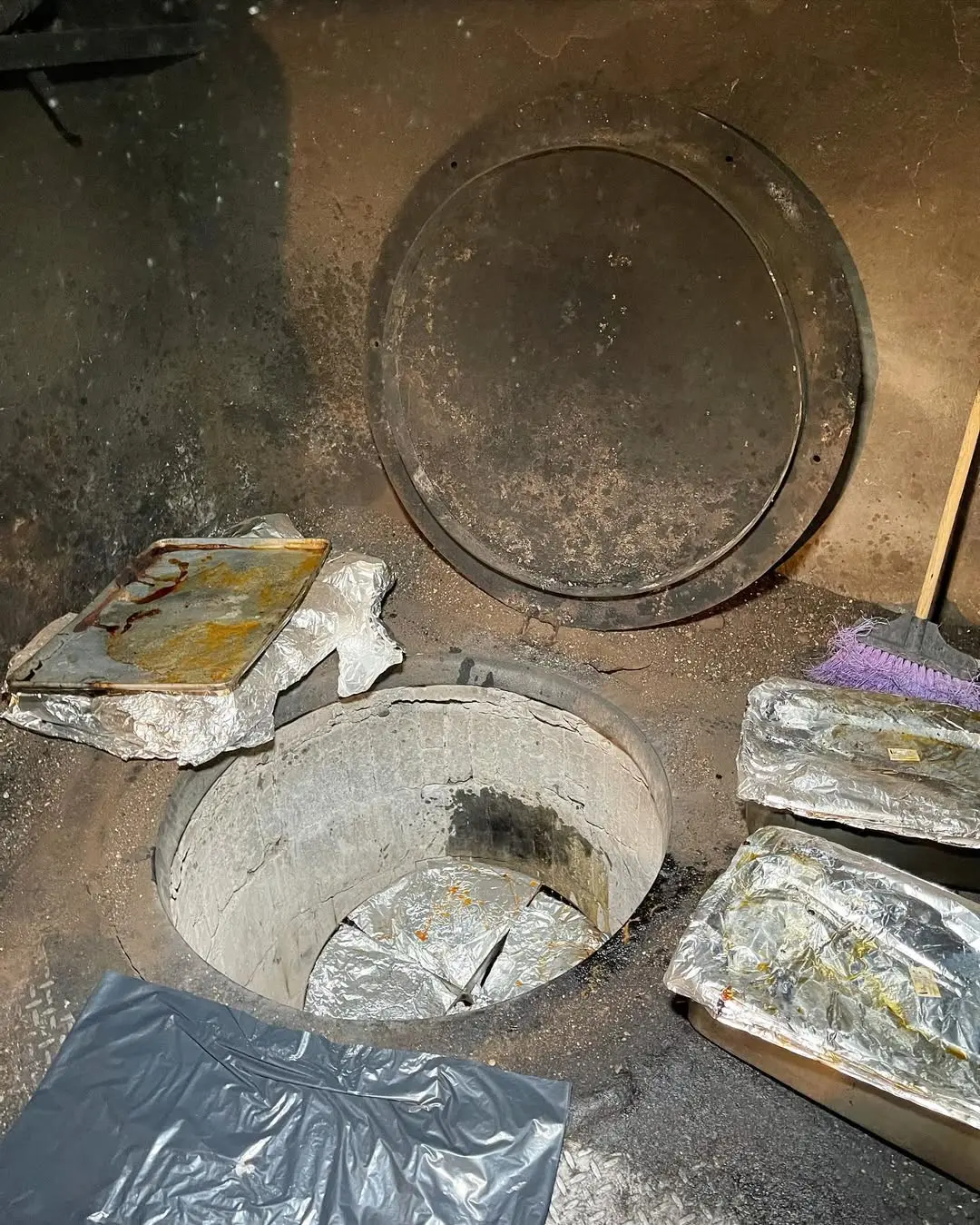 Horno de tierra que se usa para preparar la barbacoa al estilo de Hidalgo Foto: buendientegdl (Instagram)