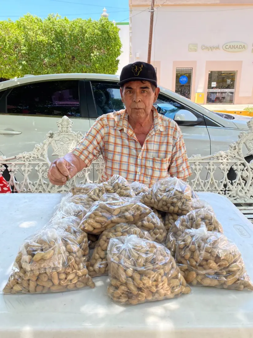 José Calderón vende ricos cacahuates en la plazuela principal de San Ignacio. José Calderón vende ricos cacahuates en la plazuela principal de San Ignacio.