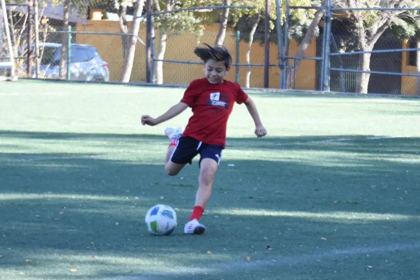 imagen recuadro Luis Ángel Mendívil juega como extremo y contención, posiciones en las que se siente cómodo y donde ha logrado destacar por su capacidad para marcar goles.