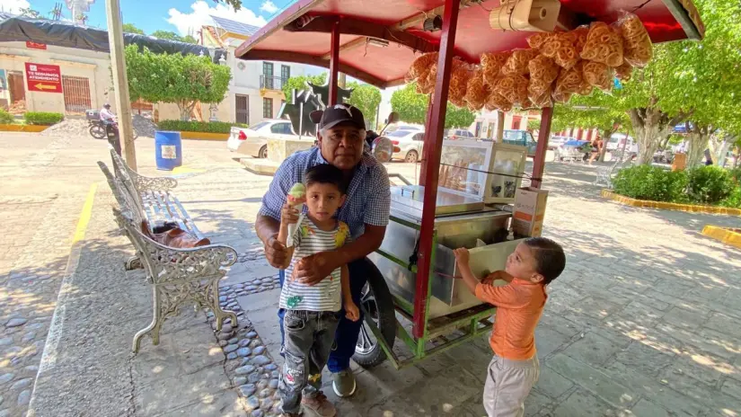 Los niños son los clientes más fieles de Don Esteban, ya que les encanta su nieve de garrafa. Fotos: Yolanda Tenorio. Los niños son los clientes más fieles de Don Esteban, ya que les encanta su nieve de garrafa. Fotos: Yolanda Tenorio.