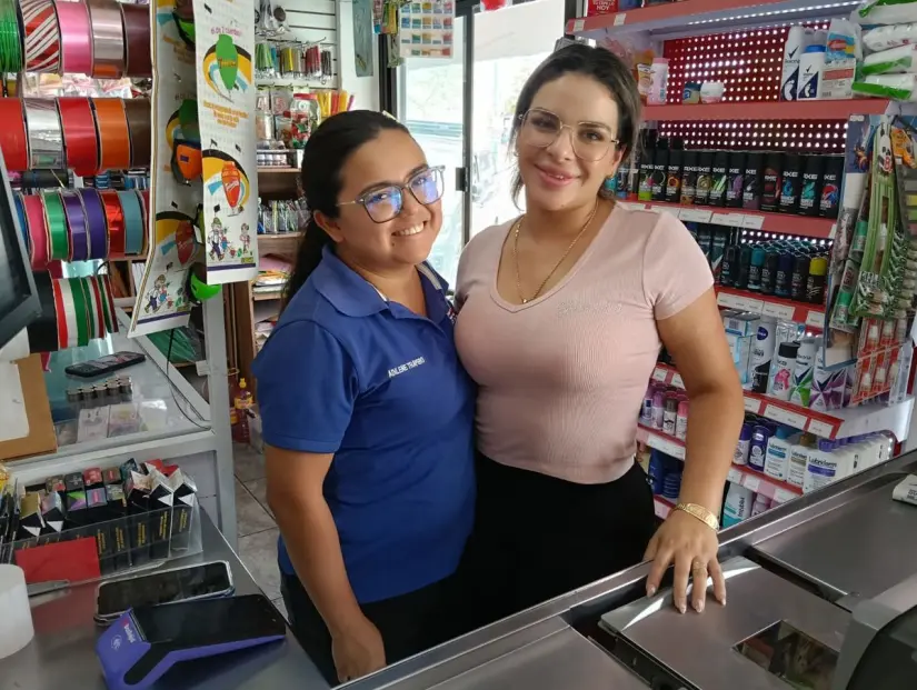 Con el apoyo de su amiga Adilene Cuevas ha logrado salir adelante.