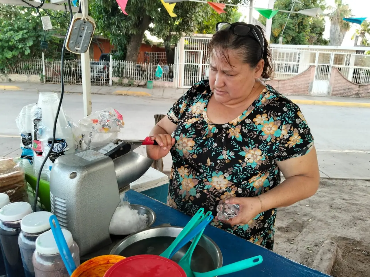 Noelia Rentería vende snacks bajo la sombra de un árbol en la colonia Ejidal. Ahí entre raspados y chimichangas encuentra el sustento diario.