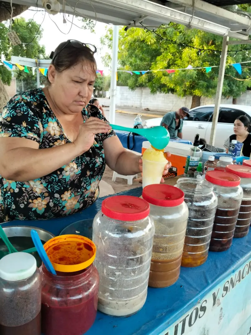 Con dedicación Noelia prepara cada raspado y le pone un toque especial para sus clientes.