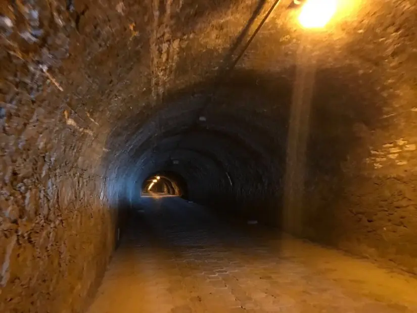 imagen recuadro Tras la estación de la minería San Luis Potosí desarrollaría en el sector que da origen a su nombre / Tunel del Agarrio Foto: Tripavisor