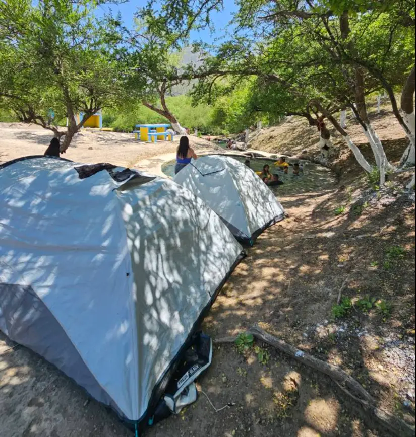 Zona de acampar en el paraje Ojo Caliente, Candela. Foto: Facebook 2 Regios por el Mundo.