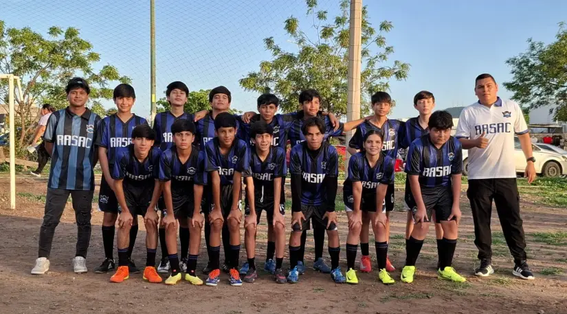 Los integrantes del equipo se tomaron la foto oficial. Los integrantes del equipo se tomaron la foto oficial.