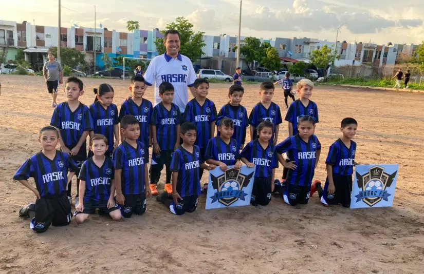 Los niños de todas las categorías vivieron esta experiencia de la foto oficial del equipo. Los niños de todas las categorías vivieron esta experiencia de la foto oficial del equipo.
