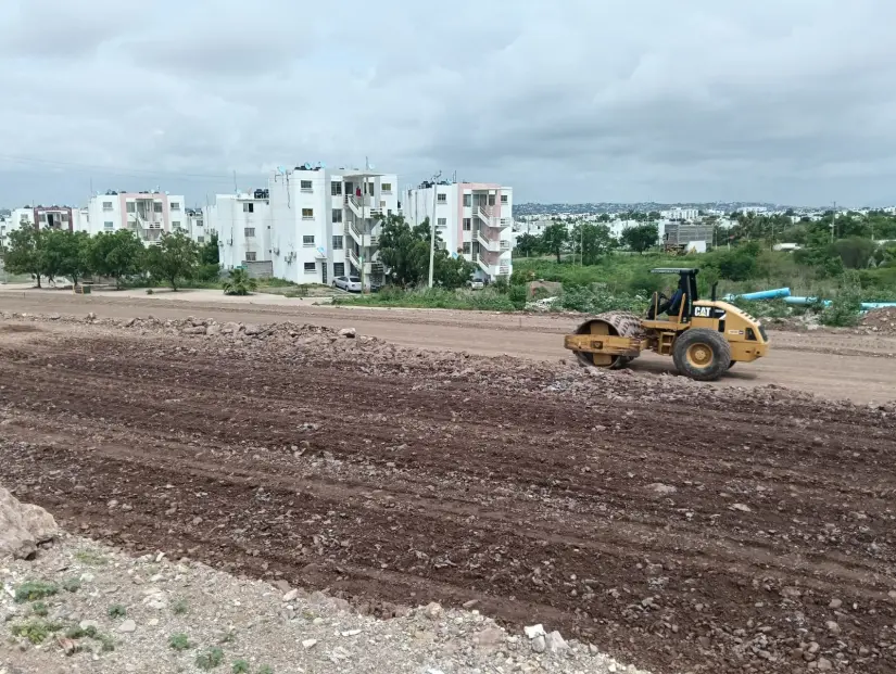 La maquinaria se encuentra trabajando para que la obra avance y sea concluida en tiempo.