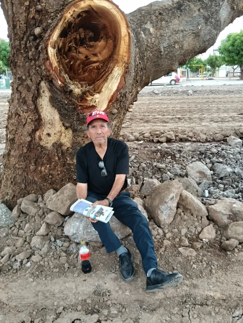 Don Samuel Meza Félix tiene 79 años y el gran Huanacaxtle es su aliado para refrescar sus mañanas. Don Samuel Meza Félix tiene 79 años y el gran Huanacaxtle es su aliado para refrescar sus mañanas.