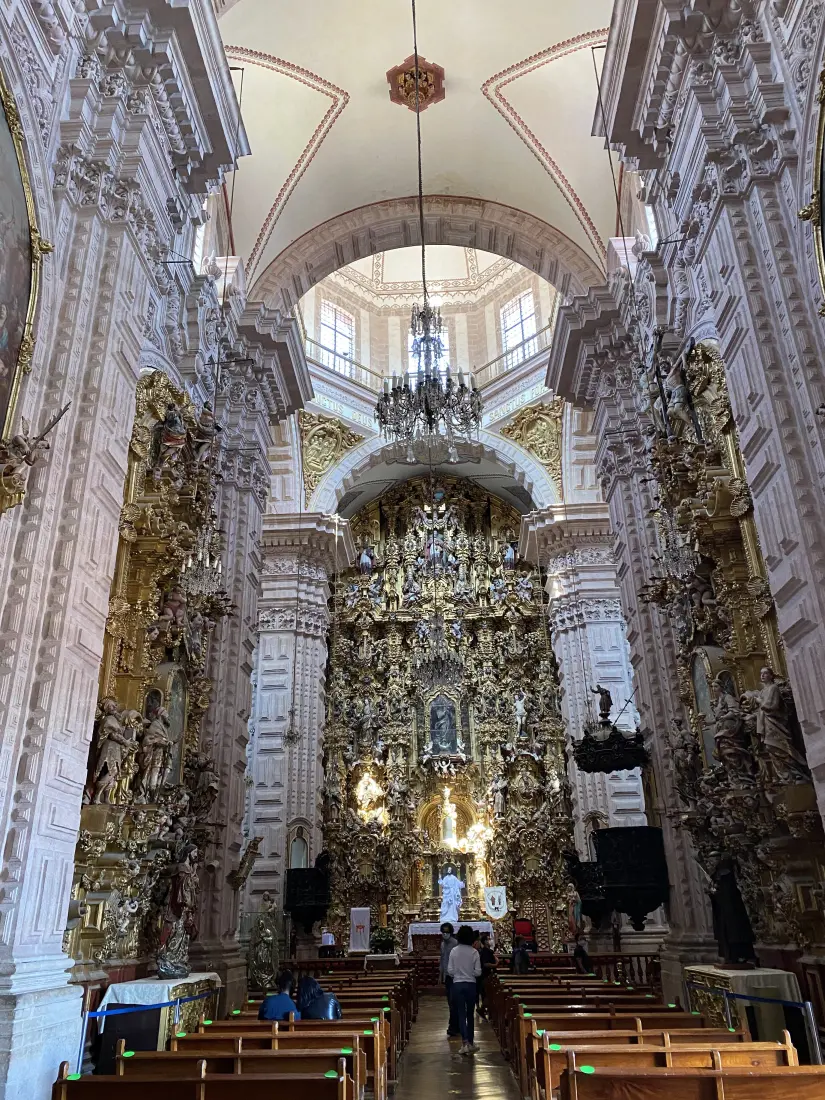 Interior de la parroquia de Santa Prisca, donde el arte barroco y la fe se entrelazan para ofrecer una experiencia espiritual y estética única. Foto: Hugo Quinto Gutiérrez