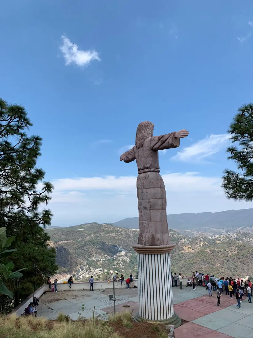 Vista panorámica de Taxco desde el Cristo Monumental en el cerro del Atache, punto ideal para admirar la arquitectura blanca y los tejados rojos del pueblo. Foto: Hugo Quinto Gutiérrez