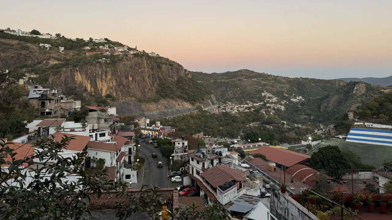 Panorámica de Taxco vista desde un mirador en la colonia Chorrillo, con el monte “MonteTaxco al fondo, donde se mezclan naturaleza y urbanismo colonial. Foto: Hugo Quinto Gutiérrez.