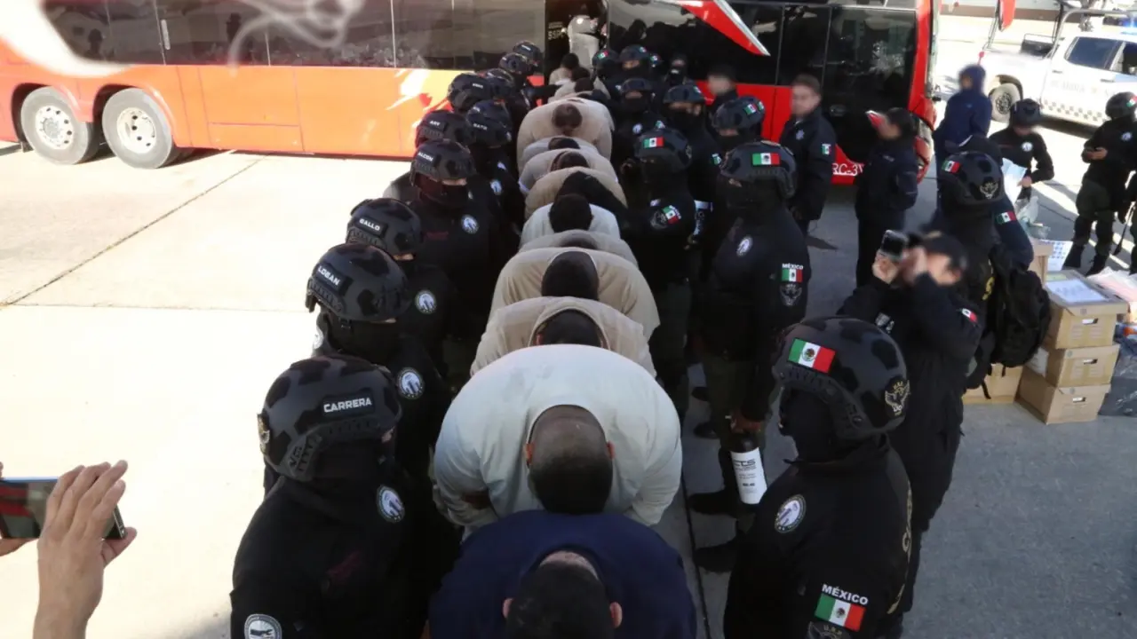 Gobierno de México realiza traslado de 60 reos a Centros Federales de Reinserción Social.