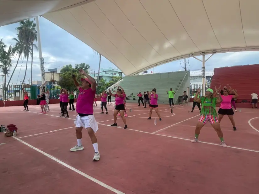 Mazatlán vibra con zumba frente a la playa la historia de Alejandro y Javier Zazueta
