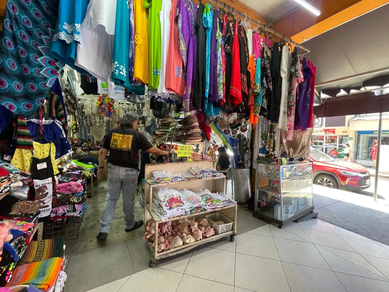 Turistas abarrotan el Mercado Pino Suárez en Mazatlán durante vacaciones de verano.