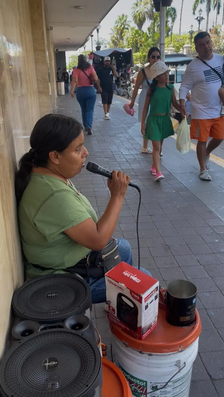 Milagros canta en las calles de Mazatlán